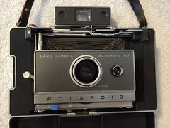 Polaroid Automatic 100 Land Camera w/ 19 M3 Flashbulbs & Flashgun Access CLEAN!!