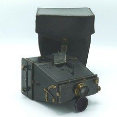 PIPON ‘THE SELF WORKER’ 6x9cm CAMERA W/ CASE & 100mm GOERZ SERIE E LENS. c.1895