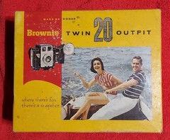 VINTAGE KODAK BROWNIE TWIN 20 CAMERA w/FLASH & BOX 1950’S/1960’S