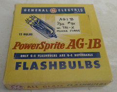 Emo Wetzlar Shoe Mount AG-1 Bulb Flash + Leather Case + Box of AG-1B Bulbs