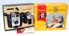 BROWNIE TWIN 20 OUTFIT Eastman Kodak Camera in Original Box
