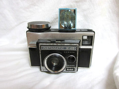 VINTAGE 1970s KODAK INSTAMATIC X-45 CAMERA W/ UNUSED CUBE