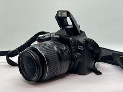 Nikon D40 Digital SLR Camera with AF-S DX Nikkor 18-55mm f/3.5-5.6G ED Lens JP