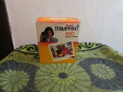 MINT CONDITION. VINTAGE KODAK TRIMPRINT 920 INSTANT CAMERA. W/ BOX, BOOKLET