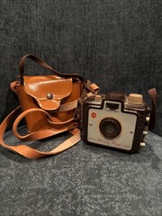 📸Vintage 1950’s KODAK Brownie Holiday Flash Camera W/Strap + case *UNTESTED*📸
