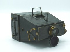 PIPON ‘THE SELF WORKER’ 6x9cm CAMERA W/ CASE & 100mm GOERZ SERIE E LENS. c.1895