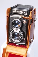 HACHIYO KOGAKU ALPENFLEX TLR CAMERA ALPO 7.5 F/3.5 LENS WITH READY CASE