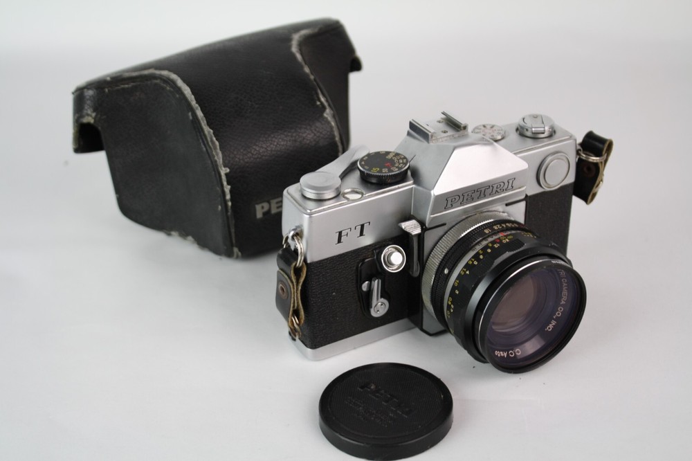VINTAGE PETRI FT FILM SLR CAMERA BODY WITH 1:18 55MM LENS
