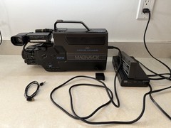 Magnavox VR9240AVVintage 1987 VHS Movie Maker Camera W/Charger