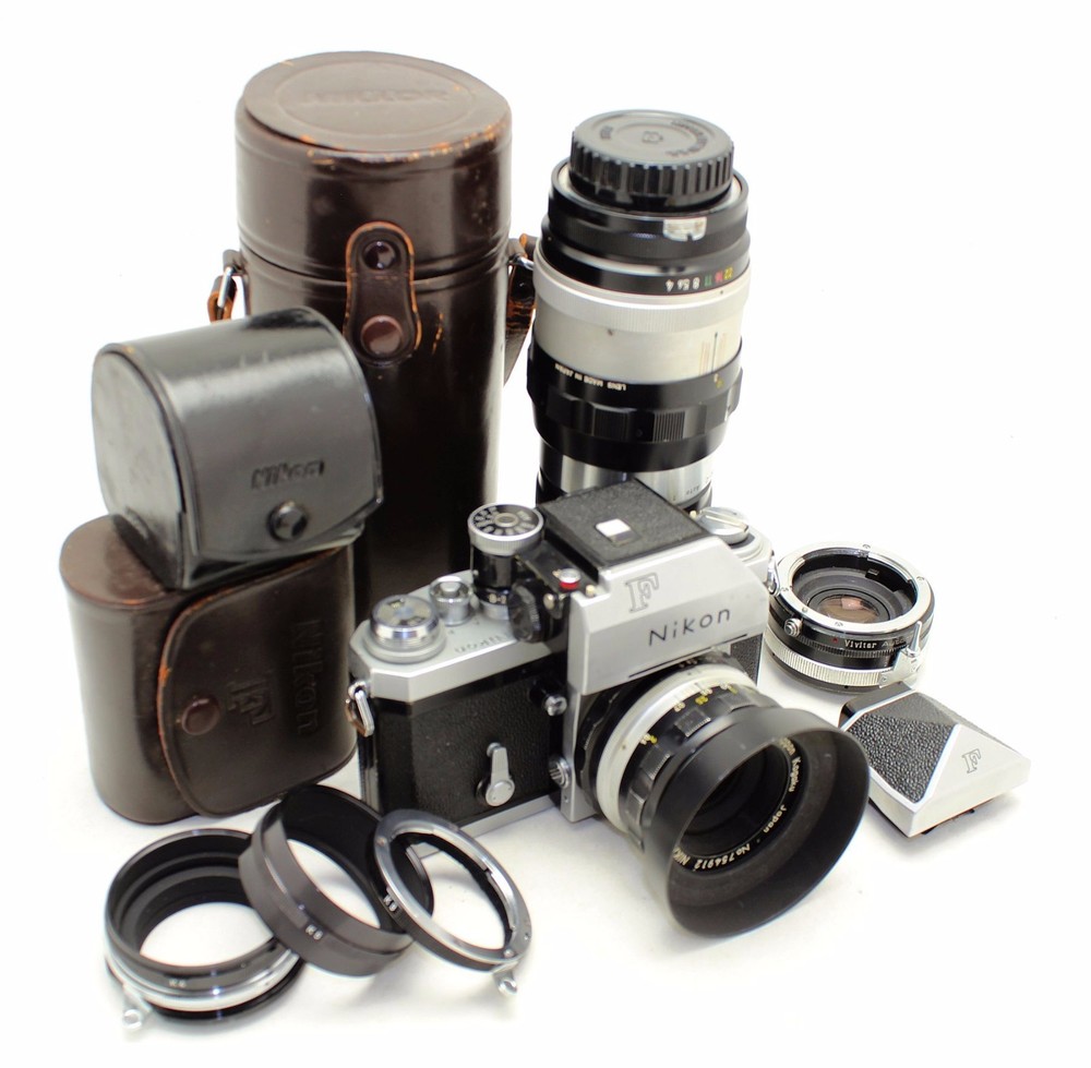 Nikon F vintage 35mm SLR camera + 2x lens Nikkor, 50mm & 200mm + extra’s