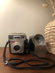 VTG KODAK BROWNIE STARMATIC CAMERA with KODAK SUPERMITE FLASHHOLDER RETRO MCM