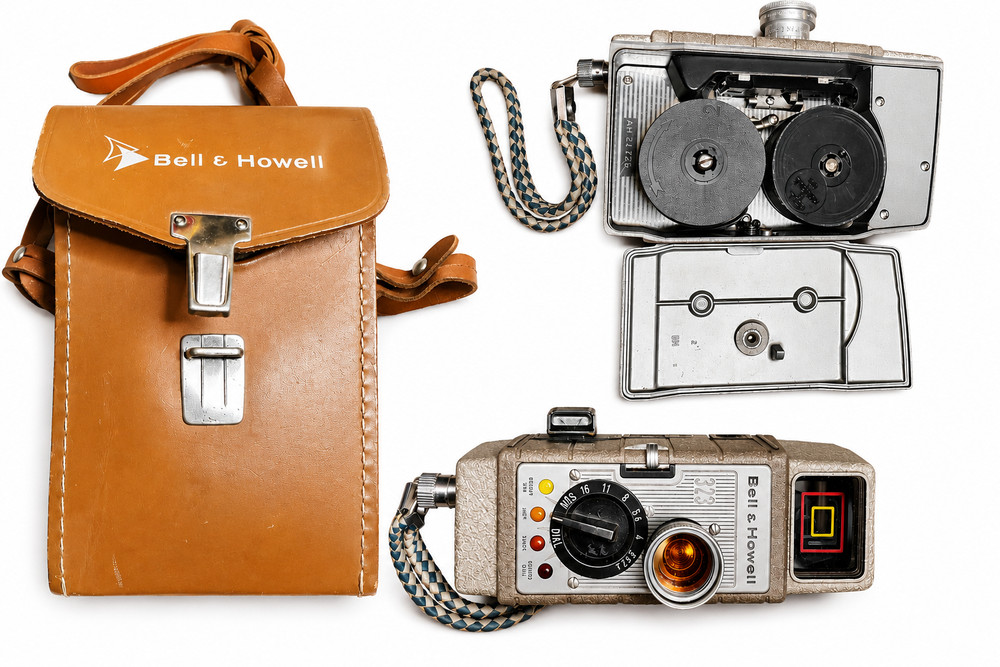 1 Vintage Bell & Howell 8mm Movie Camera w/ Original Leather Case–Untested-Nice