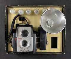 Vintage Kodak Brownie StarFlex Camera w/ Kodalite Midget Flasholder & Bulbs