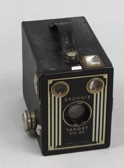 1940’s EASTMAN KODAK BROWNIE TARGET SIX-20 ART DECO 620 ROLL FILM BOX CAMERA