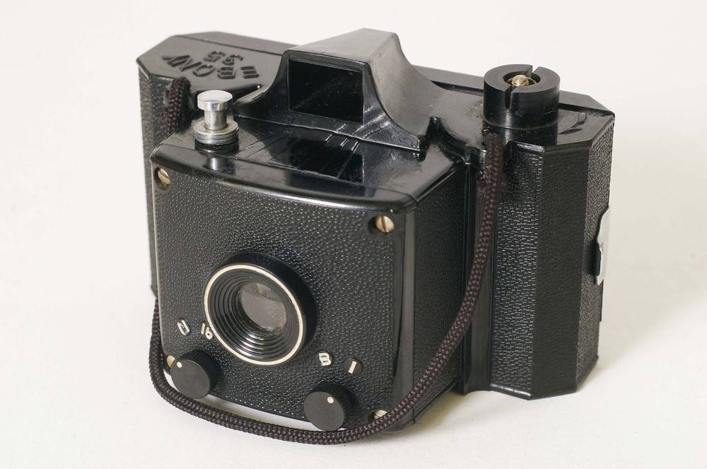 F97647~ c.1957 HOEI INDUSTRIAL EBONY 35 BAKELITE CAMERA for 828 Roll Film