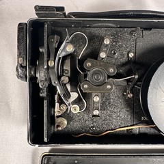 1925 CINE KODAK MODEL B 16MM MOVIE CAMERA WITH F/3.5 LENS WITH CASE