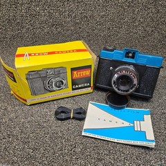 Vintage 1960’s Arrow Camera W20A – 16 Colour or B/W Photos – w/ Box & Manual