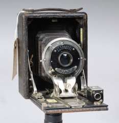 SENECA POCKET 32 FOLDING PLATE CAMERA W WOLLENSAK LENS 3.25″ X 4.25″ CIRCA 1905