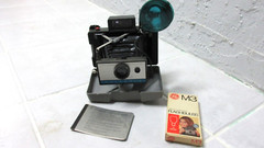VINTAGE 1960s POLAROID 210 CAMERA w/ FLASH w/ EMPTY FLASH CARTON & CLIP