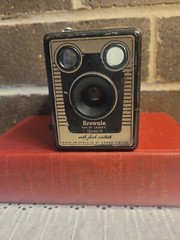 Vintage Kodak Brownie Six × 20 Camera Model D With Flash Contacts