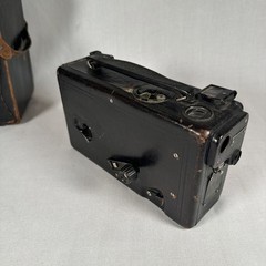 1925 CINE KODAK MODEL B 16MM MOVIE CAMERA WITH F/3.5 LENS WITH CASE
