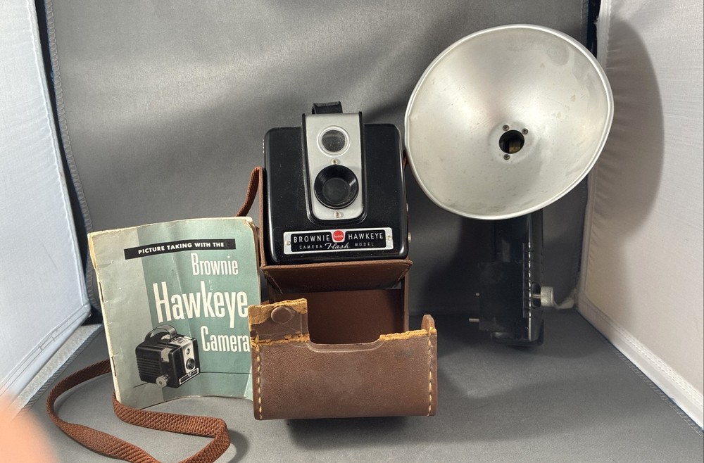 Kodak Brownie Hawkeye Camera With Flash Attachment & Case–read description
