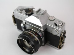 VINTAGE PETRI FT FILM SLR CAMERA BODY WITH 1:18 55MM LENS