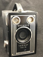 BROWNIE TARGET SIX-16 BOX CAMERA ART DECO EASTMAN KODAK CO VINTAGE UNTESTED 40’s
