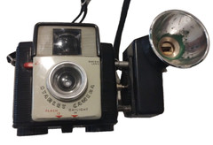 VINTAGE KODAK BROWNIE DAKON 1950 CAMERA WORKS FLASH NOT SURE