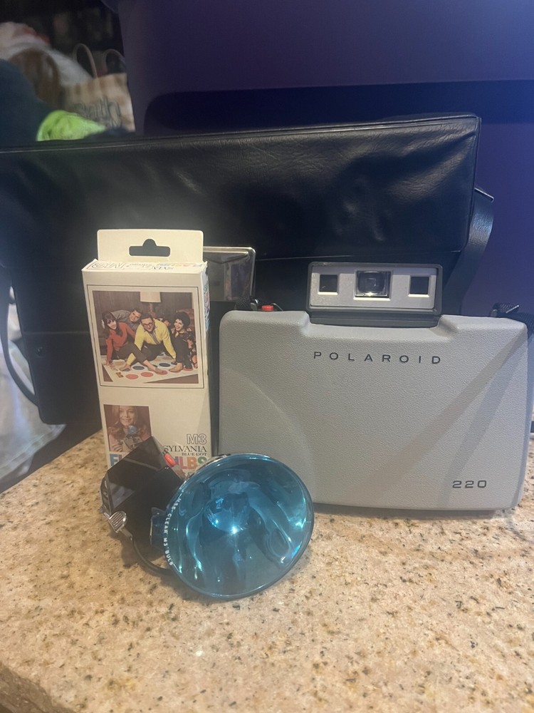 vintage Polaroid 220 Land Camera – with case and flash/extra flashbulbs