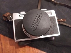 RICOH RICOHMATIC 126 VINTAGE FILM CAMERA RIKENON F2.8 35mm JAPAN Clean !