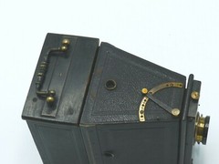 PIPON ‘THE SELF WORKER’ 6x9cm CAMERA W/ CASE & 100mm GOERZ SERIE E LENS. c.1895