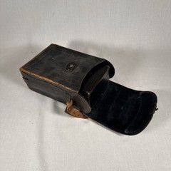 1925 CINE KODAK MODEL B 16MM MOVIE CAMERA WITH F/3.5 LENS WITH CASE