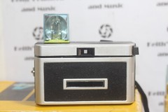Kodak Instamatic 124 Color film camera + box + flash cubes for display untested