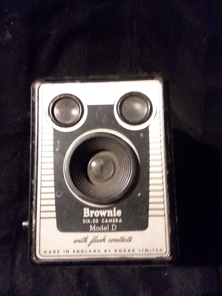 VINTAGE BROWNIE 620 CAMERA – MODEL D – TAKES KODAK 620 FILM