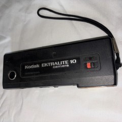 VINTAGE 1970s KODAK EKTRALITE 10 CAMERA MADE IN USA BUILT IN FLASH