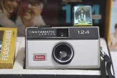 Kodak Instamatic 124 Color film camera + box + flash cubes for display untested