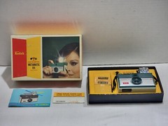 VINTAGE KODAK HAWKEYE INSTAMATIC R4 CAMERA WITH BOX INSTRUCTIONS & FLASH CUBE