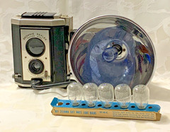 Brownie Reflex Synchro Model Camera Eastman Kodak Co. USA Sylvania Light Bulbs