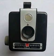 Vintage Kodak Brownie Hawkeye Flash Camera Uses 620 Film